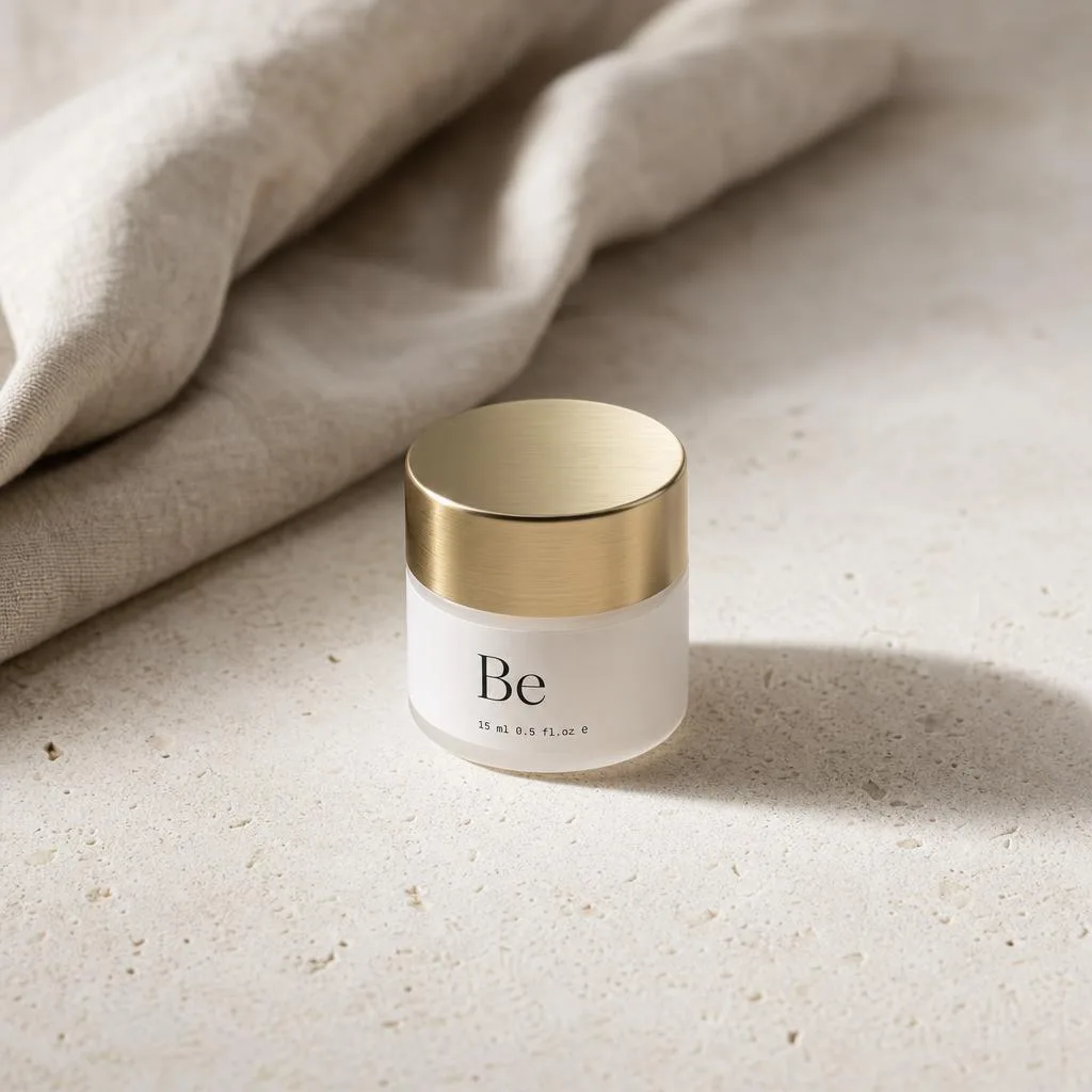 Be Contour Absolu: envase pequeño con tapa dorada sobre lino.