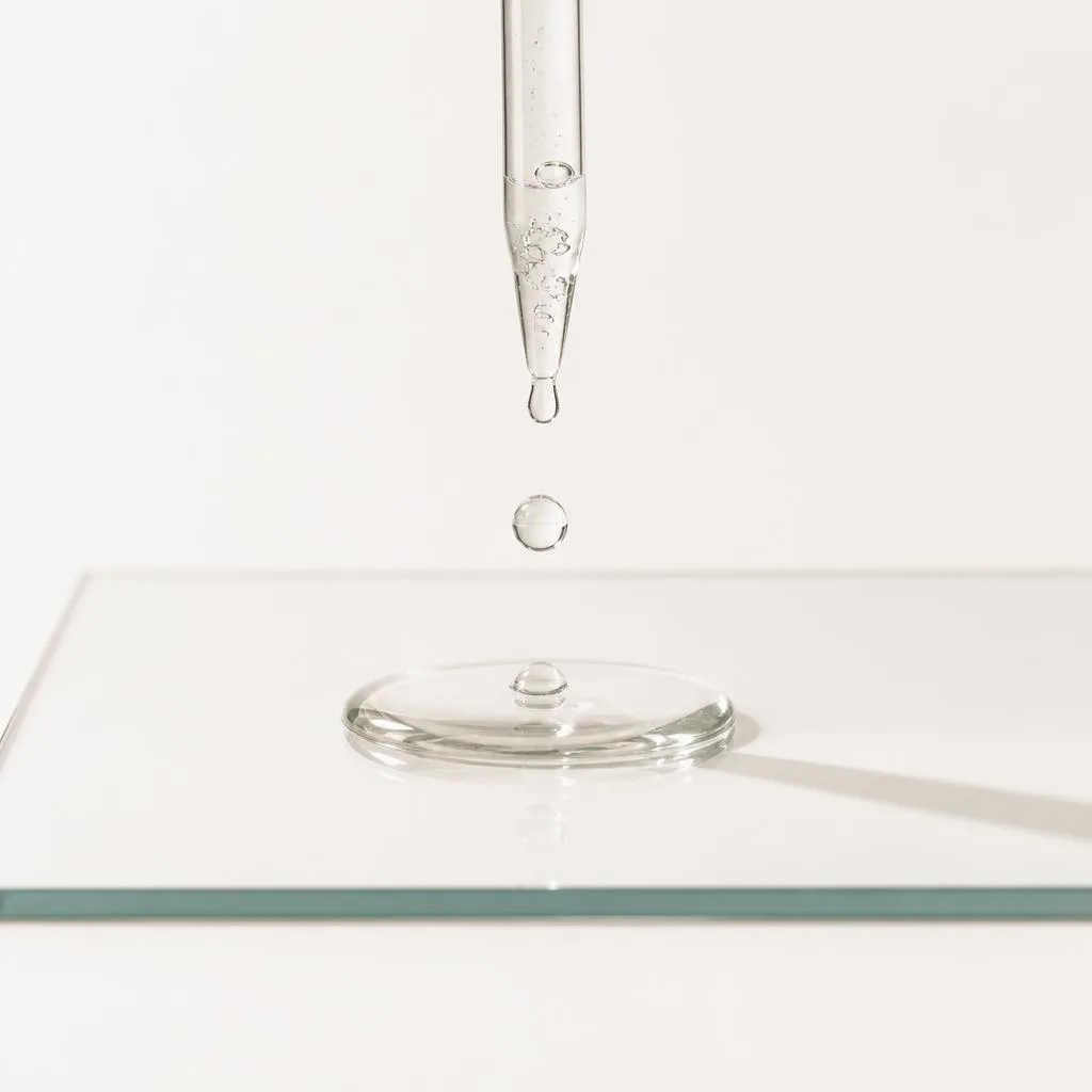 Gota de Be Sérum Cuivre cayendo de la pipeta sobre un vidrio.